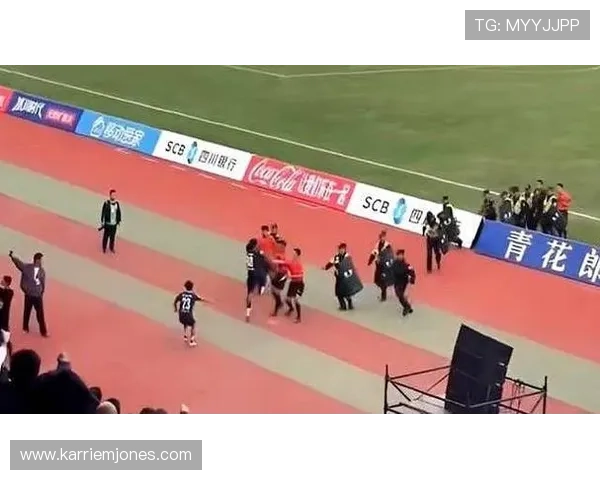 足球队员飞踹裁判事件引发关注 凉山官方紧急道歉并承诺严惩